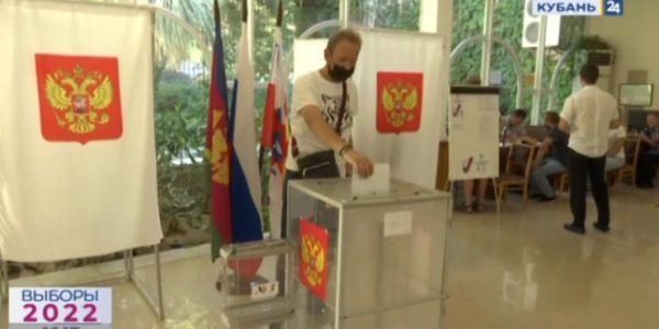 Гости курортов Краснодарского края смогли проголосовать с помощью «Мобильного избирателя»