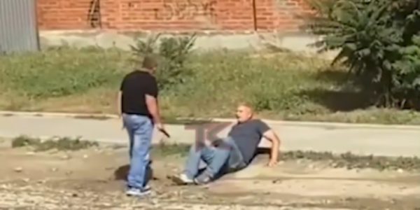 В Краснодаре 50-летний мужчина сбил машиной, а потом зарезал знакомого на глазах у местных жителей