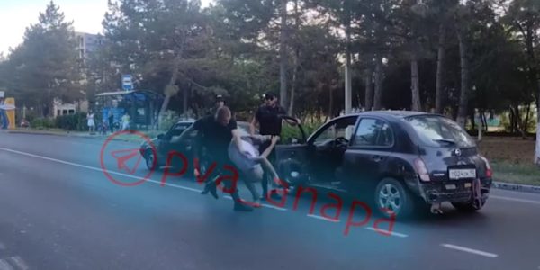 В Анапе мужчины в камуфляжной форме избили водителя на дороге