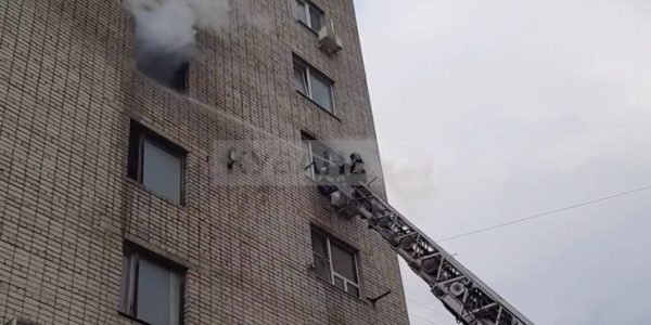 В Краснодаре во время пожара в многоэтажке спасли 17 жильцов и эвакуировали 33 человека
