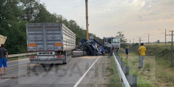 В Усть-Лабинском районе столкнулись тягач и большегруз, есть пострадавший