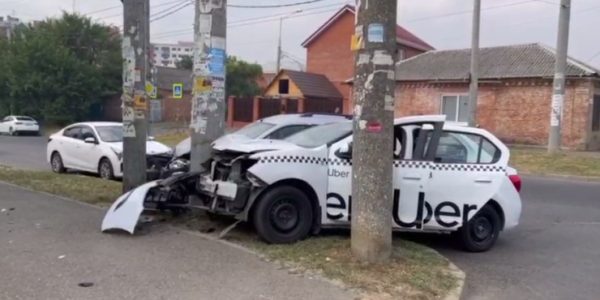 В Краснодаре на перекресте столкнулись «Лада Ларгус» и Uber, в такси пострадал пассажир