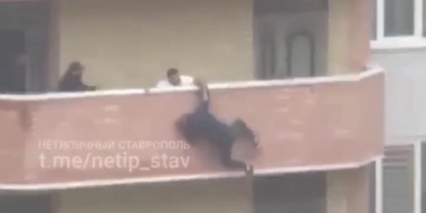 В Ставрополе пьяного мужчину в последний момент спасли от прыжка с балкона. Видео