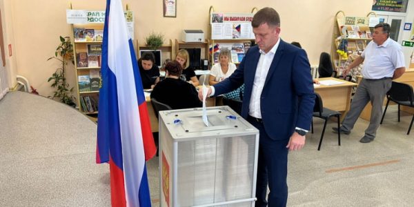 Вице-губернатор Кубани Евгений Наумов проголосовал на выборах депутатов в ЗСК
