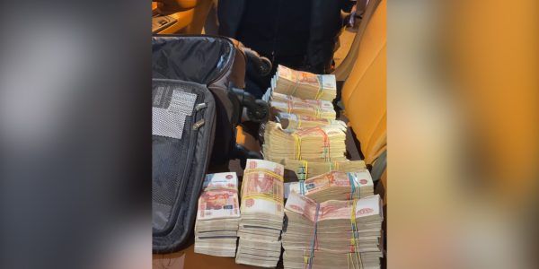 Чемодан с деньгами: в Сочи таможенники пресекли вывоз в Абхазию почти 107 млн рублей