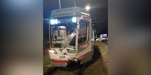 В Краснодаре грузовик протаранил трамвай, следовавший по маршруту № 4