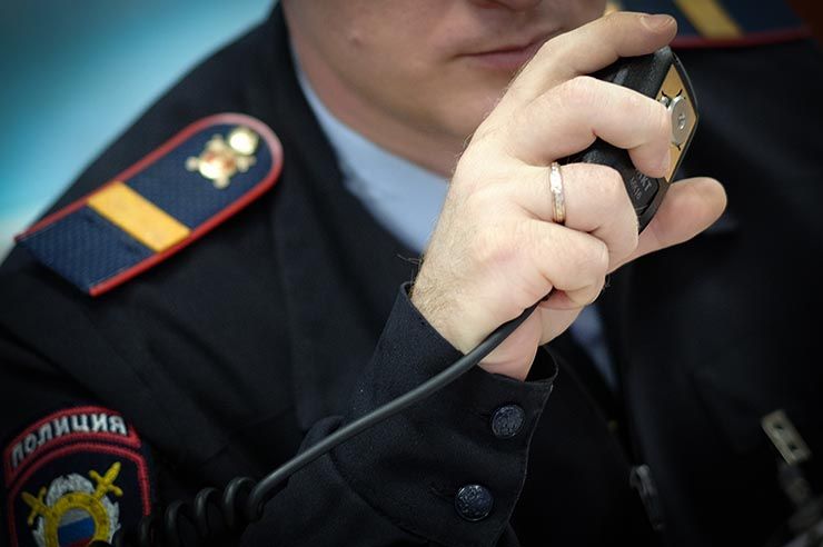 В Краснодарском крае мужчина пристегнул сожительницу наручниками к батарее и ушел на работу