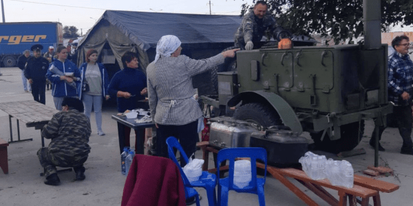 На Кубани казаки развернули полевую кухню для людей, ждущих возобновления движения по Крымскому мосту