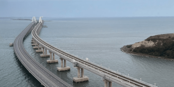 Запрет для грузовиков на проезд по Крымскому мосту будет действовать до особого распоряжения