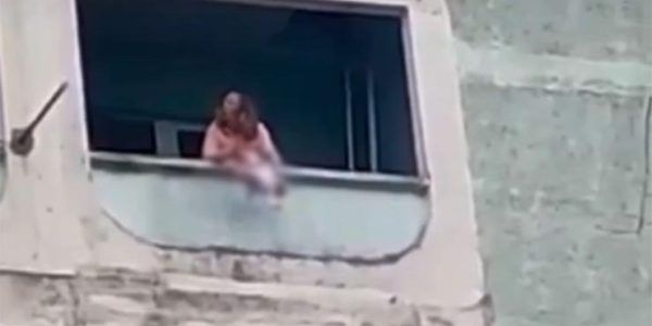 В Краснодарском крае неадекватная женщина свесила младенца с балкона многоэтажки