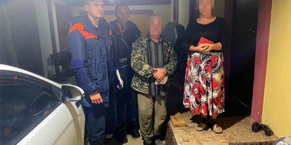 В Краснодарском крае спасатели вывели из леса троих заблудившихся грибников