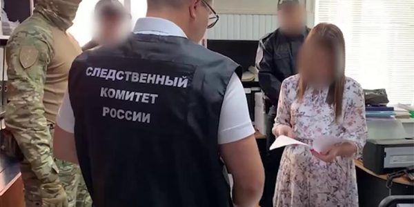 В Краснодарском крае сотрудница полиции получала взятки за незаконную выдачу загранпаспортов
