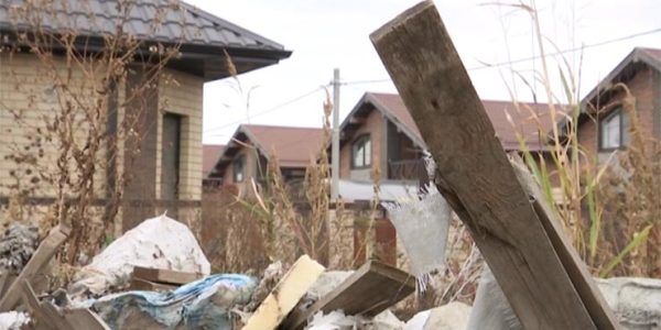 В Краснодаре жители поселка Российского пожаловались на стихийную свалку