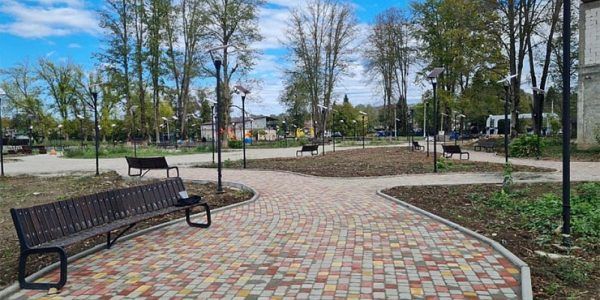 В Хадыженске завершают реконструкцию городского парка