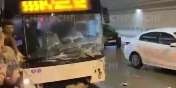 В Сочи в тоннеле произошло два ДТП с участием двух легковушек и автобуса