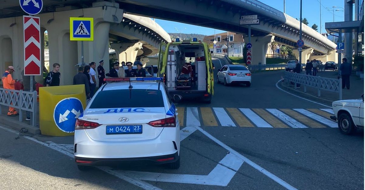 В Сочи в ДТП с тремя машинами погиб пешеход