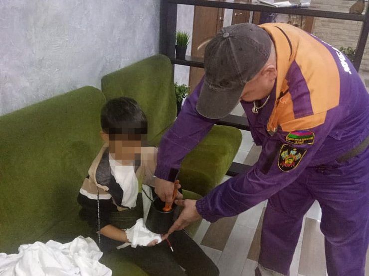 В Апшеронске 9-летний ребенок в кинотеатре застрял пальцем в подстаканнике