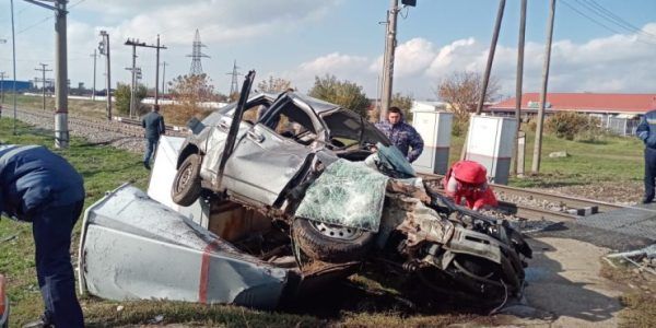 В Краснодарском крае «Ласточка» на переезде протаранила легковушку, пострадал водитель