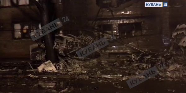 В Ейске полностью потушили пожар в многоэтажке, на которую упал самолет