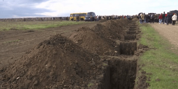 В Ейске прошли первые похороны погибших в результате падения самолета на жилой дом