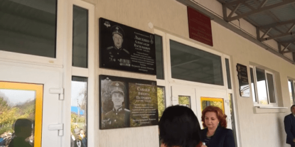 В Кавказском районе открыли мемориальные доски в память о двух погибших участниках СВО