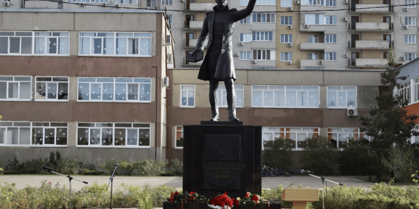 В Краснодаре в лицее № 90 открыли памятник Михаилу Лермонтову