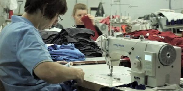Краснодарское предприятие наладило производство одежды и спальных мешков для военных