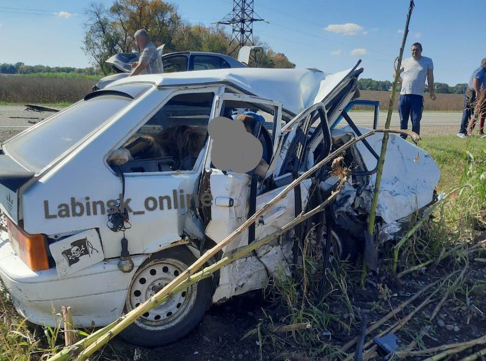 В Лабинском районе водитель «четырнадцатой» устроил ДТП на встречке, два человека погибли