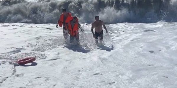 В Геленджике спасли мужчину, который отправился купаться в шторм и едва не захлебнулся