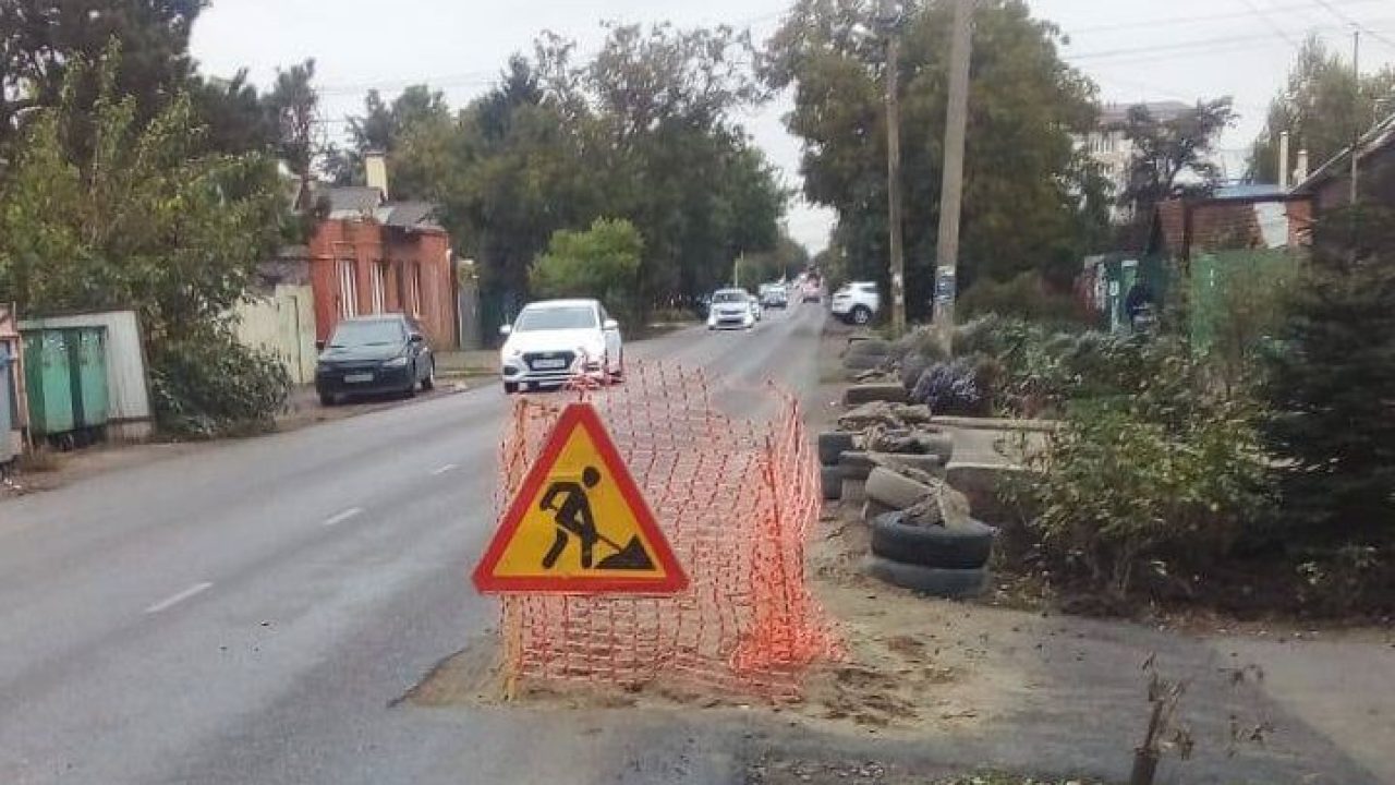 В Краснодаре на улице 1-го Мая огородили яму, в которую влетел водитель  мопеда - 17 октября, 2022 Все новости, Происшествия «Кубань 24»