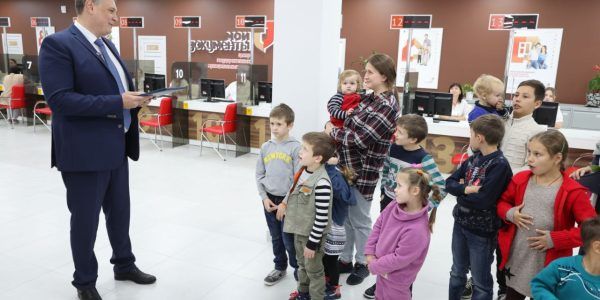 В Анапе жителям Херсонской области вручили первые жилищные сертификаты