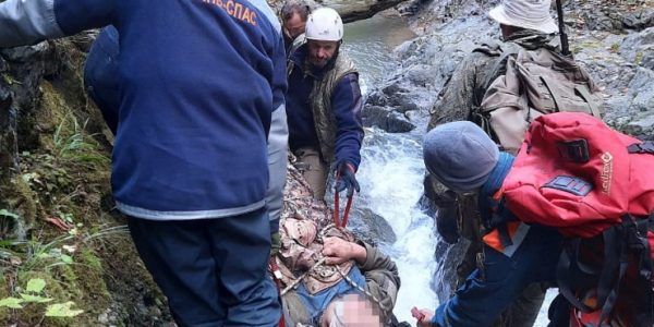 В Краснодарском крае спасатели 10 часов эвакуировали упавшего в каньон туриста весом 120 кг