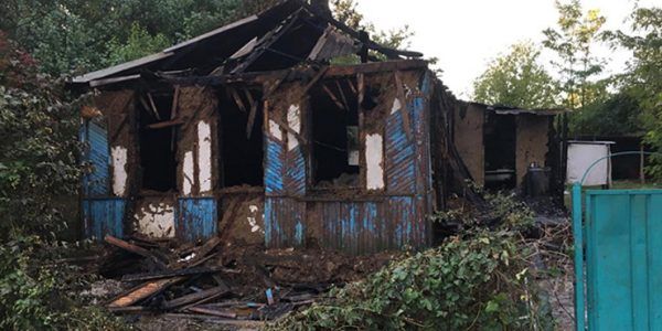 В Тихорецком районе во время пожара в доме многодетной семьи погиб ребенок