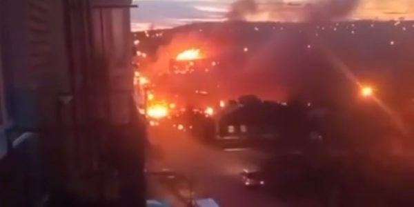 В Иркутске военный самолет Су-30 рухнул на жилой дом, погибли два человека