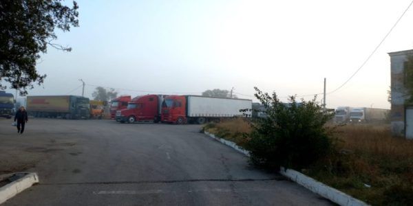 Со стороны Крыма в очереди на паром ожидают около 150 грузовиков