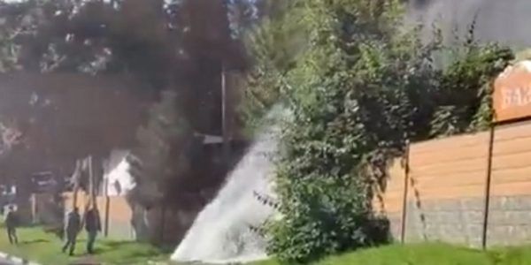 Фонтан из-под земли: в Сочи на улице Мичурина прорвало водопровод
