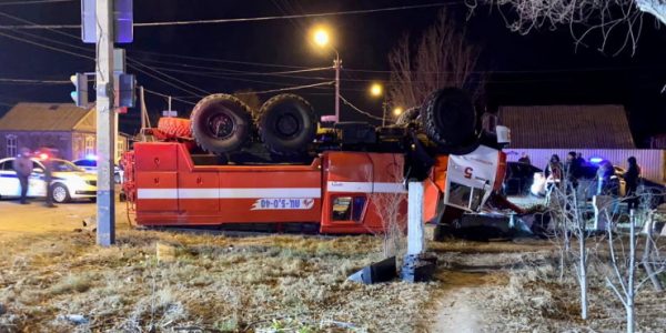 В Астрахани столкнулись пожарная машина и маршрутка, погиб сотрудник МЧС