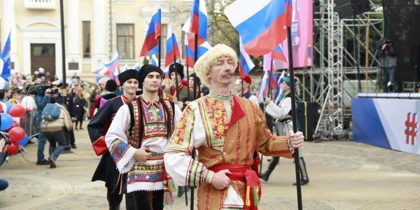 Свыше 16 тыс. человек отметили День народного единства на Пушкинской площади в Краснодаре