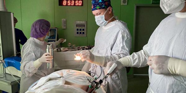 В Краснодаре хирурги ККБ № 2 удалили опухоль надпочечника через один разрез