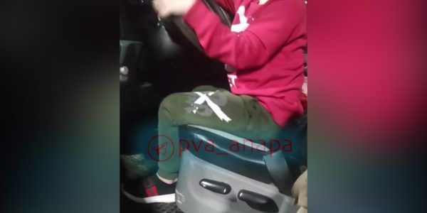 В Анапе 8-летний мальчик угнал микроавтобус отца и протаранил две машины во дворе