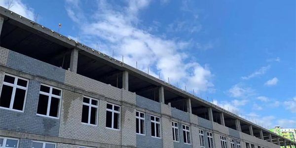 Строительство школы в поселке Плодородном под Краснодаром завершат летом 2023 года
