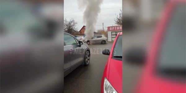 В Динском районе спасатели потушили автомобиль, загоревшийся на проезжей части