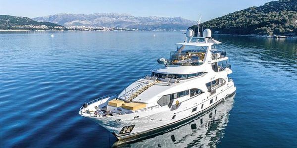 В Сочи продают 33-метровую итальянскую яхту за полмиллиарда рублей