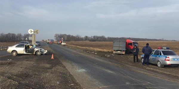 В Славянском районе иномарка врезалась в грузовик, погибли два человека