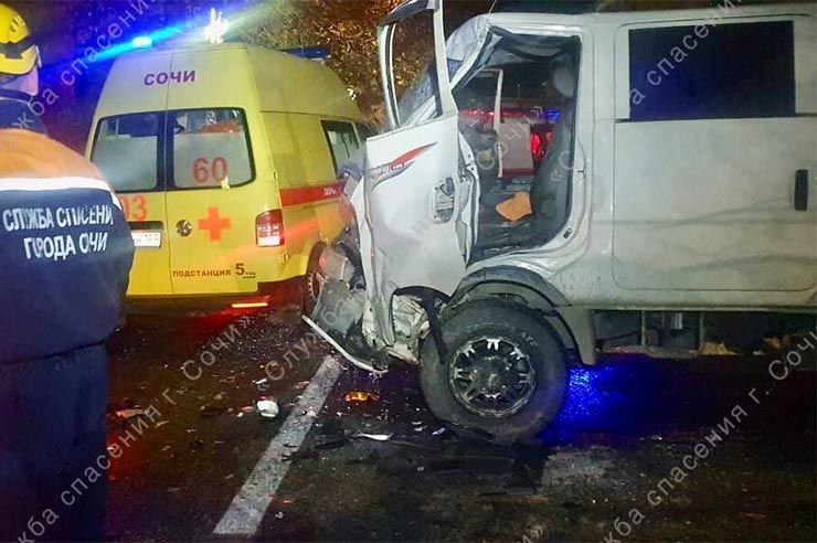 В Сочи в ДТП попали два грузовика, водителя одного из них пришлось вырезать из покореженной кабины