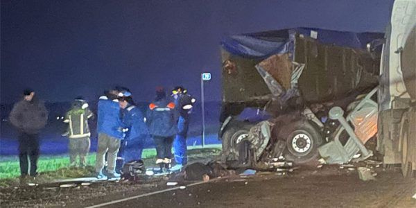 В Краснодарском крае КамАЗ на встречке протаранил грузовик и легковушку, один человек погиб