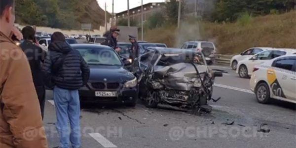 В Сочи столкнулись три легковушки, одного из водителей зажало в машине