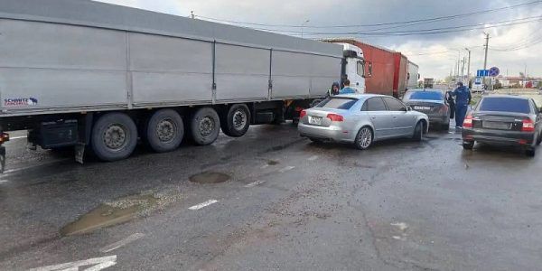 Очередь грузовиков на Керченскую переправу сократилась до 88 автомобилей