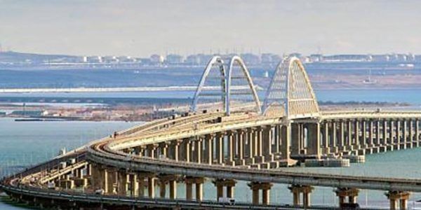 На Крымском мосту временно перекрыли движение транспорта
