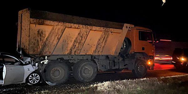 В Усть-Лабинском районе водитель иномарки погиб в ДТП с самосвалом